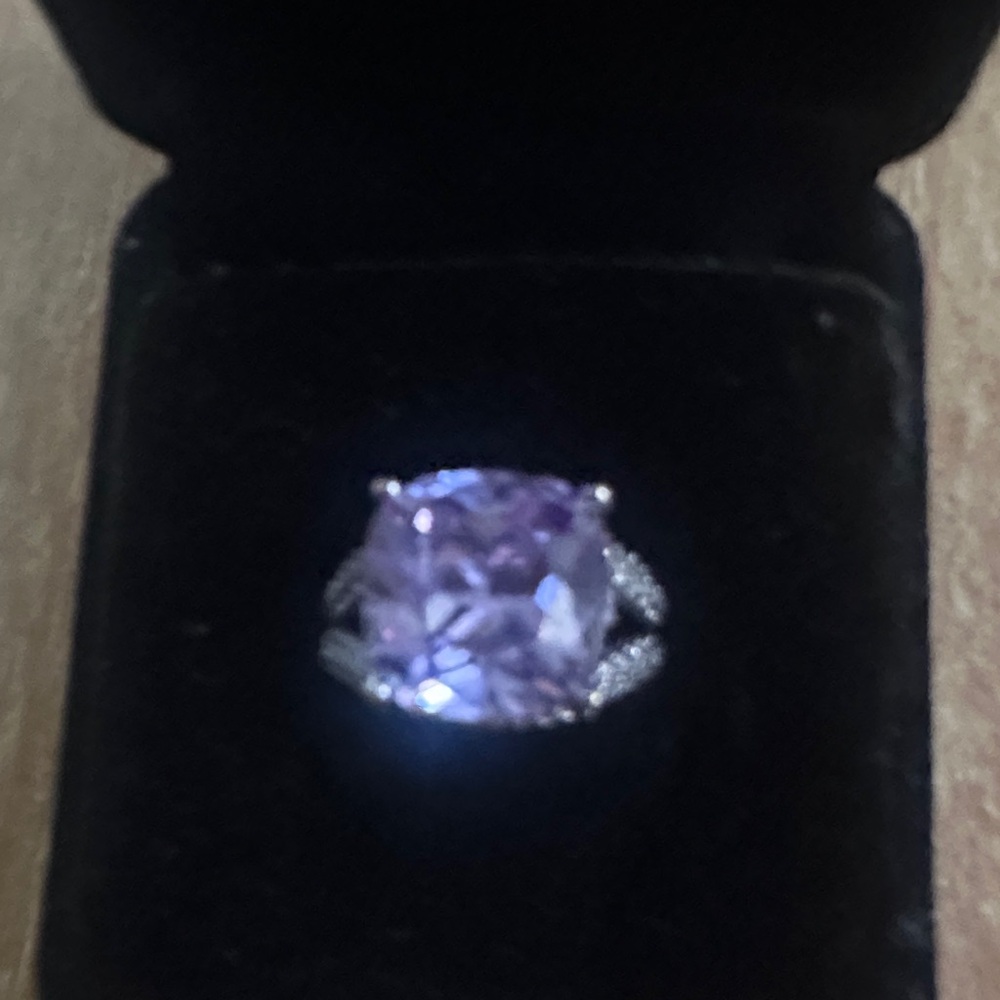 Elegant Silver and Purple Gemstone Ring - Picture 4 of 7